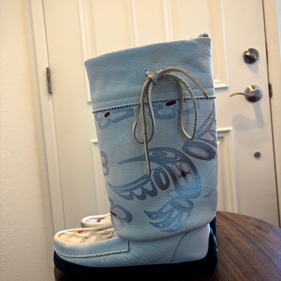 RARE Indigenous Aboriginal Artist Designed and Made Manitobah Mukluk Snow Boots - Picture 3 of 5